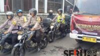 Pengawalan Kepolisian saat pemberangkatan logistik dari gudang KPU Batu menuju PPK Bumiaji. (Seru.co.id/dik) - Polres Batu Amankan Ketat Pendistribusiaan Logistik Pilkada 2024
