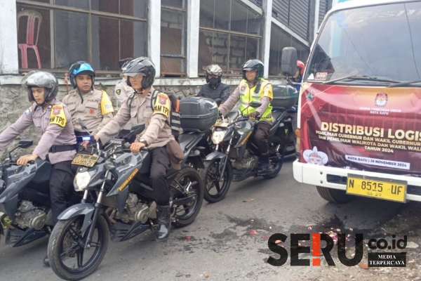 Pengawalan Kepolisian saat pemberangkatan logistik dari gudang KPU Batu menuju PPK Bumiaji. (Seru.co.id/dik) - Polres Batu Amankan Ketat Pendistribusiaan Logistik Pilkada 2024