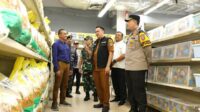 Penjabat (Pj) Wali Kota Malang, Iwan Kurniawan bersama jajaran Forkopimda sedang memantau stok bahan pokok. (pro) - Menjelang Pilkada Kota Malang, Harga dan Stok Bahan Pokok Stabil