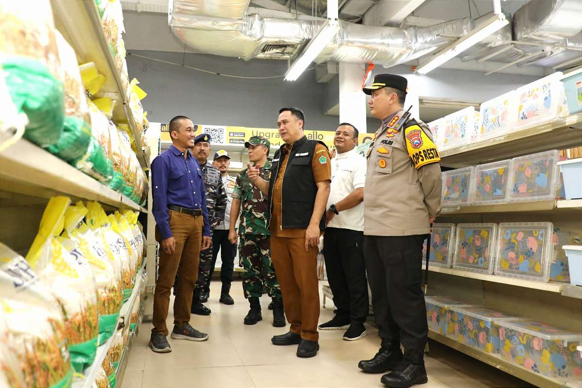 Penjabat (Pj) Wali Kota Malang, Iwan Kurniawan bersama jajaran Forkopimda sedang memantau stok bahan pokok. (pro) - Menjelang Pilkada Kota Malang, Harga dan Stok Bahan Pokok Stabil