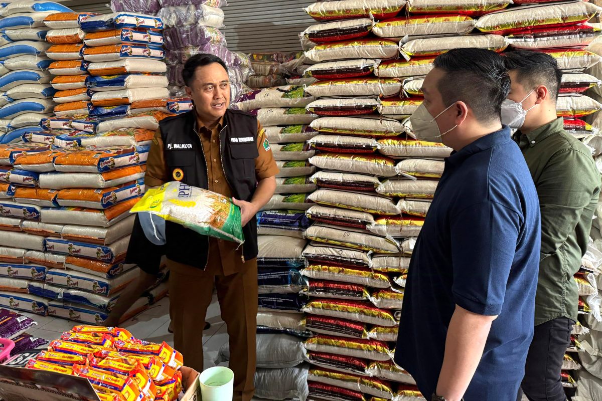 Penjabat (Pj) Wali Kota Malang, Iwan Kurniawan, sedang melakukan sidak pasar bersama jajaran Forkopimda. (pro) - Menjelang Pilkada Kota Malang, Harga dan Stok Bahan Pokok Stabil