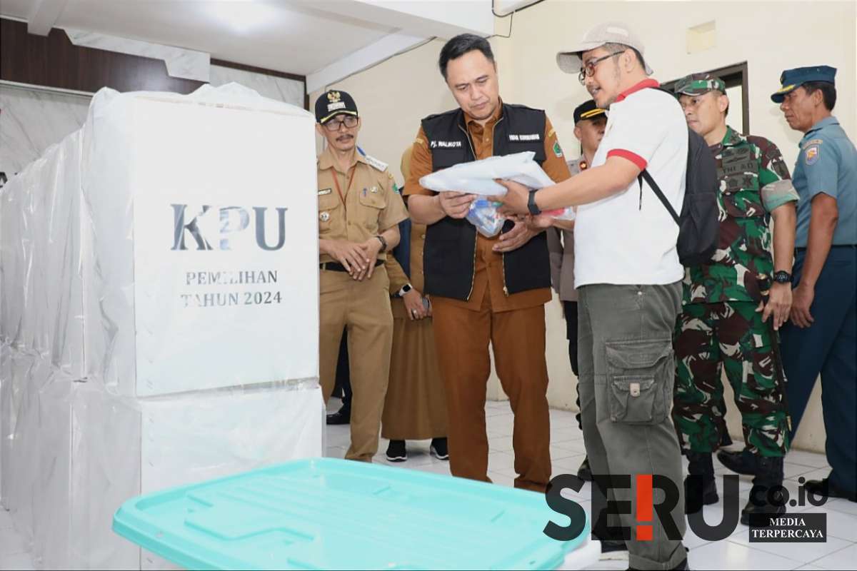 Penjabat (Pj.) Wali Kota Malang, Iwan Kurniawan beserta jajaran sedang melakukan pengecekan. (ws12) - Pj Wali Kota Tinjau Kesiapan Logistik dan Kesehatan Petugas Jelang Pemungutan Suara
