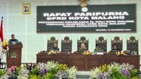 Penjabat (Pj.) Wali Kota Malang, Iwan Kurniawan, menyampaikan Ranperda APBD. (ws12) - Pemkot dan DPRD Kota Malang: Pengalokasian APBD 2025 Sesuai Skala Prioritas