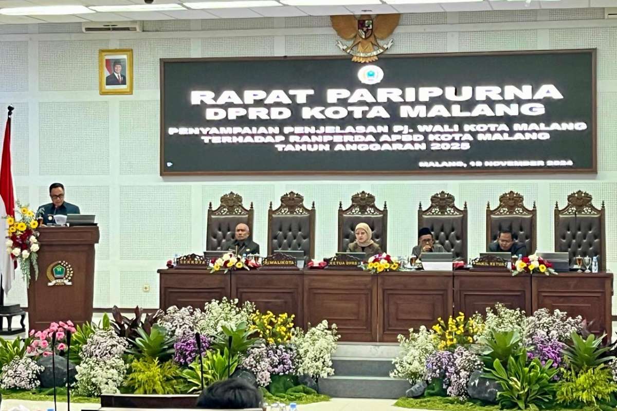 Penjabat (Pj.) Wali Kota Malang, Iwan Kurniawan, menyampaikan Ranperda APBD. (ws12) - Pemkot dan DPRD Kota Malang: Pengalokasian APBD 2025 Sesuai Skala Prioritas