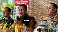Penjabat (Pj.) Wali Kota Malang, Iwan Kurniawan, sedang menjelaskan hasil tinjauan dari beberapa titik. (ws12) - Pj Wali Kota Tinjau Kesiapan Logistik dan Kesehatan Petugas Jelang Pemungutan Suara
