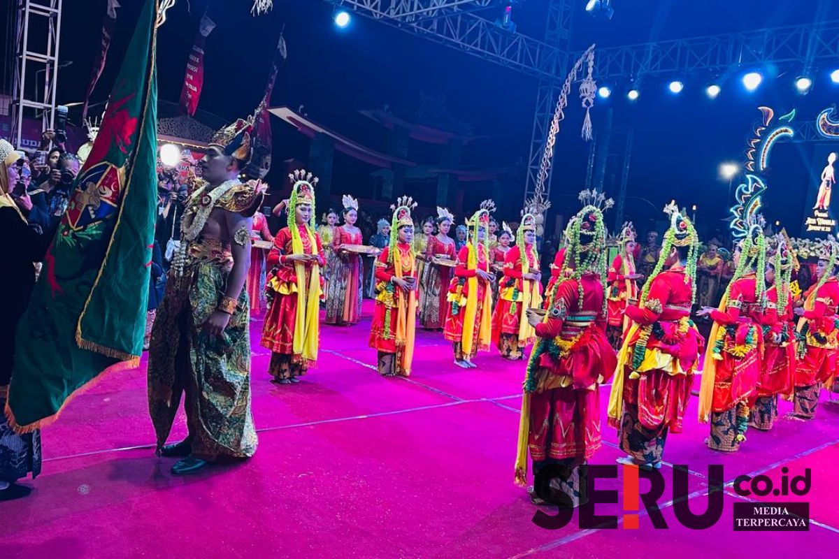 Penyerahan Pataka Oleh Adipati Arya Wiraraja Kepada Bupati Sumenep. (Seru.co.id/ard) - Drama Kolosal Prosesi Penobatan Arya Wiraraja sebagai Adipati Sumenep