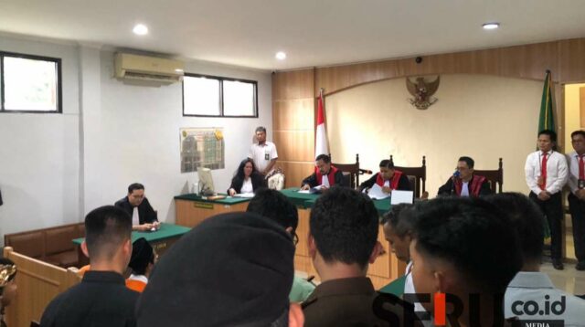 Persidangan kasus pembunuhan dan perampokan di Desa Mangliawan, Kecamatan Pakis, di Pengadilan Negeri Kepanjen Kabupaten Malang. (wul/mzm) - Divonis 18 Tahun Penjara, Kuasa Hukum Kasus Perampokan dan Pembunuhan Mangliawan Pakis Ajukan Banding