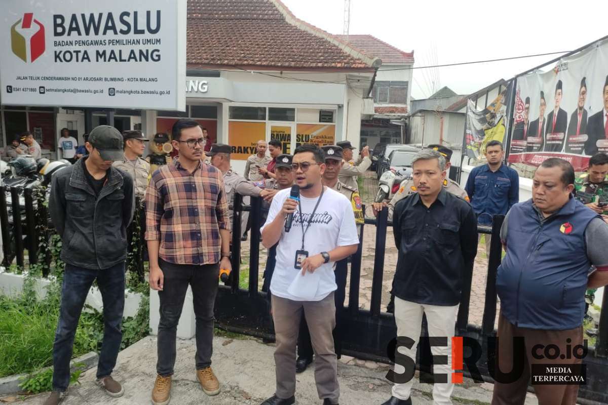 Perwakilan Bawaslu Kota Malang, M Hasbi Ash Shiddiqy dan Budi Santoso, menemui massa aksi. (rhd) - Dugaan Temuan Ketidaknetralan & Pelanggaran, Massa Mahasiswa Serbu Bawaslu dan KPU Kota Malang