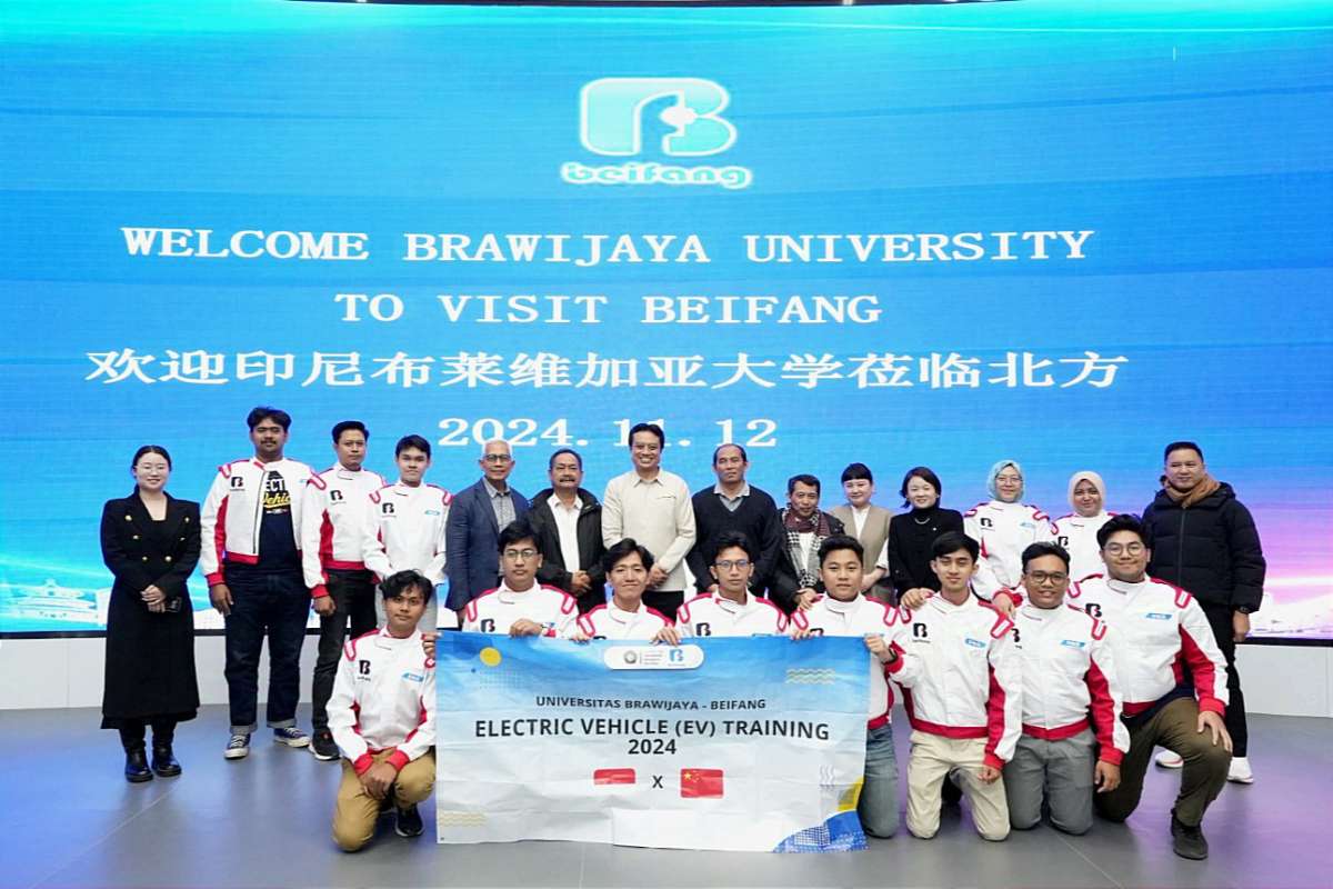Perwakilan mahasiswa UB foto bersama Beifang Automotive Education. (ist) - Mahasiswa UB Perdalam Teknologi Electric Vehicle di Beifang Automotive Education China