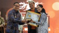 Pimpinan CV. Bunga Melati menerima penghargaan dari Pj. Wali Kota Batu. (ist) - Pemkot Batu Apresiasi Investor Melalui Investment Award Kota Batu Tahun 2024