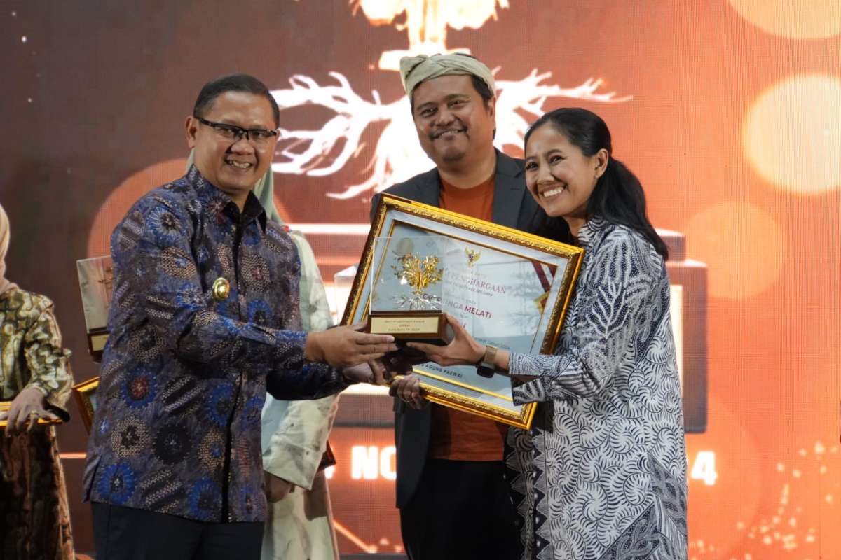 Pimpinan CV. Bunga Melati menerima penghargaan dari Pj. Wali Kota Batu. (ist) - Pemkot Batu Apresiasi Investor Melalui Investment Award Kota Batu Tahun 2024