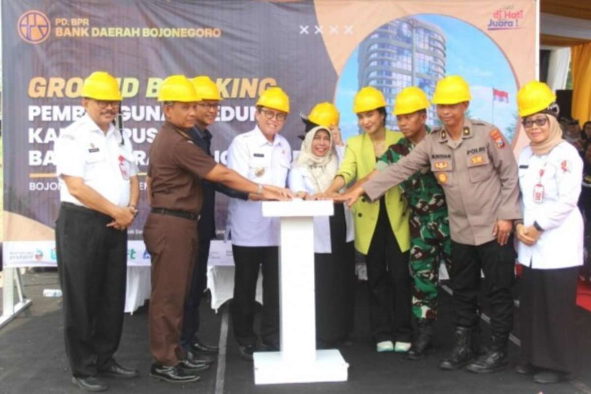 Pj Bupati peletakan batu pertama pembangunan gedung Kantor PD BPR Bojonegoro. (ist) - Pj Bupati Peletakan Batu Pertama Pembangunan Gedung Kantor PD BPR Bojonegoro