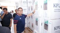 Pj Wali Kota Batu meninjau Logistik di gudang KPU yang siap diedarkan. (ist) - Pj. Wali Kota Batu Cek Logistik Pilkada Batu