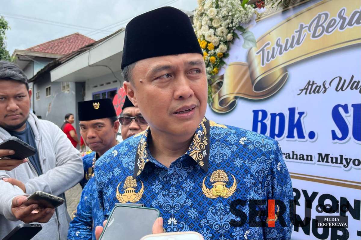Pj Wali Kota Malang, Iwan Kurniawan, menjawab pertanyaan awak media. (ws12) - Pj Wali Kota Malang Takziah dan Serahkan Bantuan Satlinmas Pilkada Meninggal Dunia