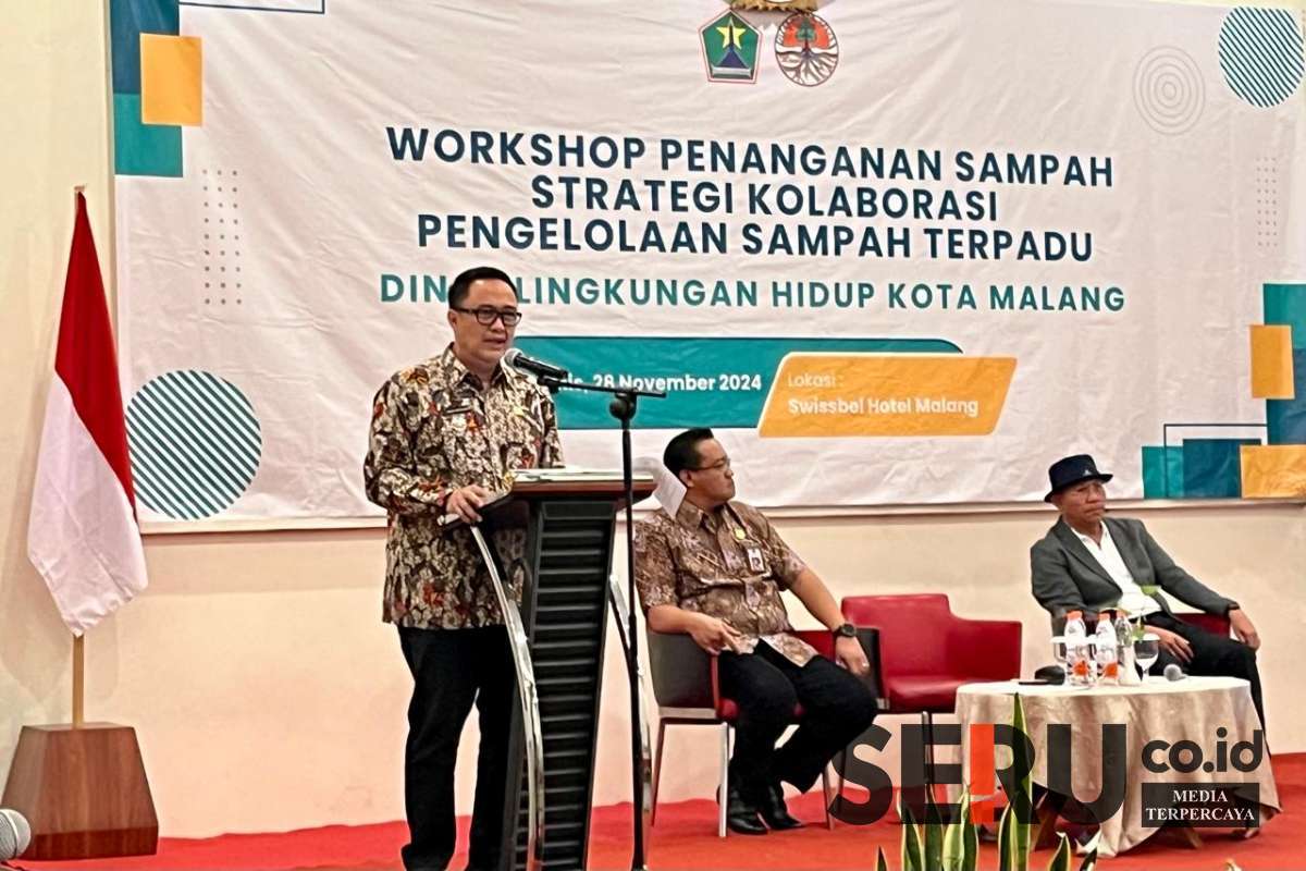 Pj Wali Kota Malang, Iwan Kurniawan, sedang memberikan sambutan, sekaligus membuka acara workshop penanganan sampah. (ws12) - Kolaborasi dan Strategi Baru Kota Malang dalam Pengelolaan Sampah Terpadu
