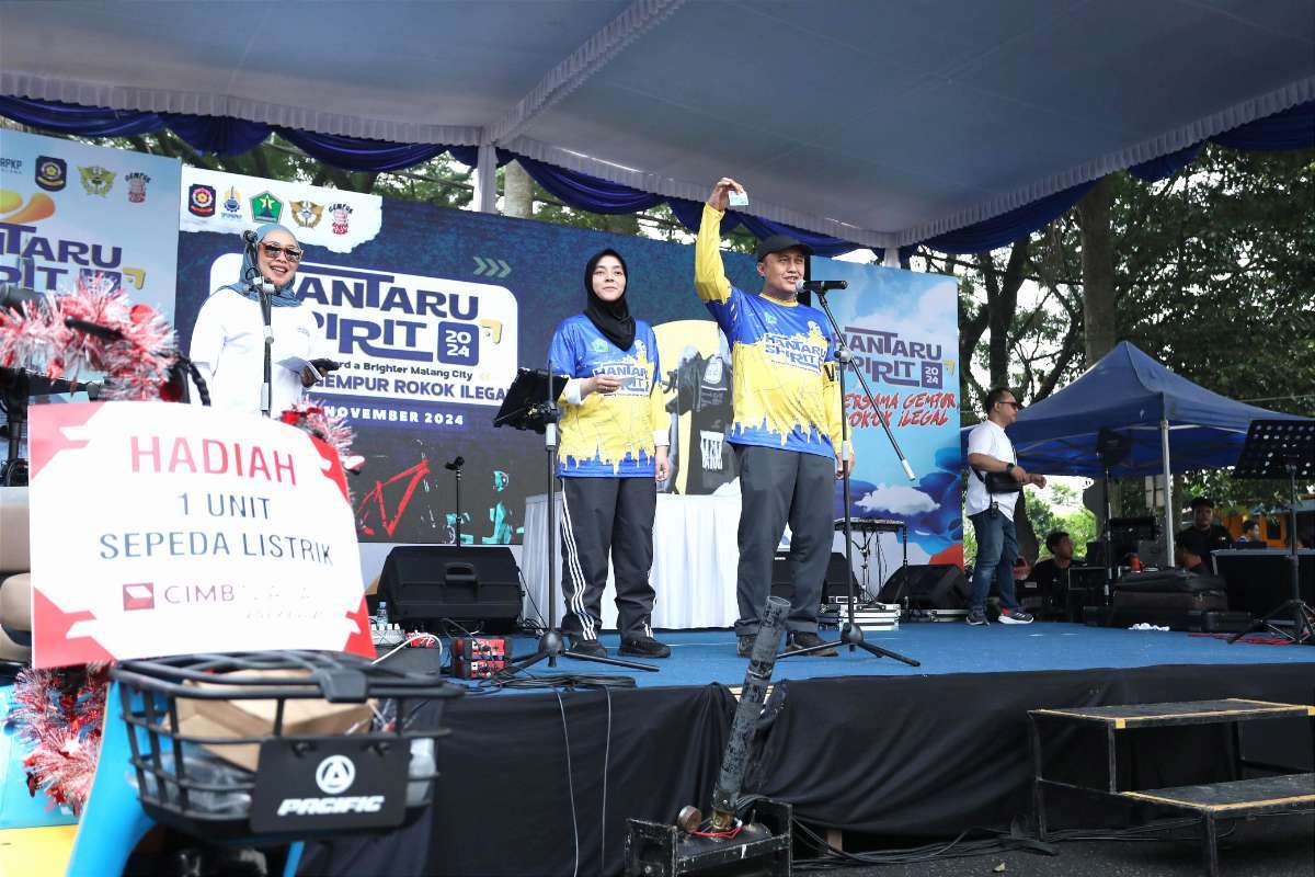 Pj Wali Kota Malang mengumumkan undian doorprize. (ist) - Gowes Hantaru 2024: Kampanye Rokok Ilegal di Tengah Keindahan Kota Malang