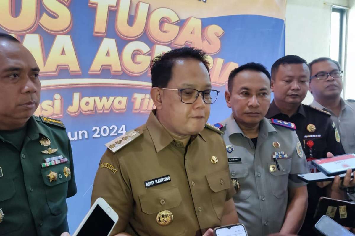 Pj. Gubernur Jatim menjawab pertanyaan awak media. (sby2) - Pj Gubernur Jatim Sesalkan Carok Pendukung Paslon di Ketapang Laok Sampang