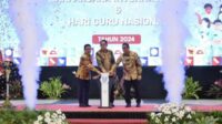 Pj. Gubernur bersama Kepala Dinas Pendidikan Provinsi Jatim dalam momen peringatan Hari Aksara Internasional dan Hari Guru Nasional di Surabaya. (ist) - Kadisdik Jatim Hadiri Peringatan HAI dan HGN Tingkat Provinsi Jatim di Surabaya