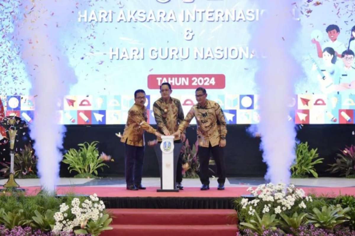 Pj. Gubernur bersama Kepala Dinas Pendidikan Provinsi Jatim dalam momen peringatan Hari Aksara Internasional dan Hari Guru Nasional di Surabaya. (ist) - Kadisdik Jatim Hadiri Peringatan HAI dan HGN Tingkat Provinsi Jatim di Surabaya