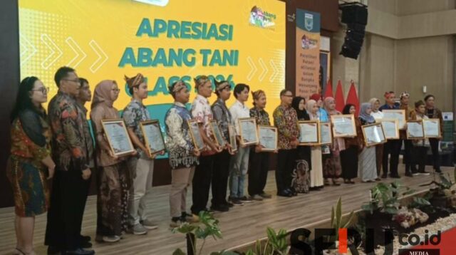 Pj. Wali Kota Batu berfoto dengan peserta Abang Tani Class 2024. (Seru.co.id/dik) - Abang Tani Class, Ciptakan Petani Milenial Kota Batu Berkelas