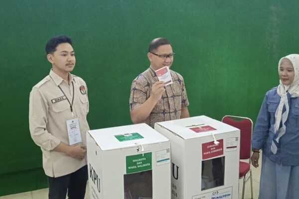 Pj Wali Kota Batu Gunakan Hak Suaranya di TPS Pesanggrahan 1 PJ Wali Kota Gunakan Hak Suaranya di TPS Pesanggrahan