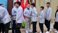 Pj. Wali Kota Batu memberikan ucapan selamat bertanding kepada para atlet. (ist) - Pj Wali Kota Batu Lepas Kontingen POPDA XIV dan PEPARPEDA lI Jatim, Janjikan Bonus!