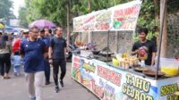 Pj. Wali Kota Batu mengunjungi Stand UMKM di CFD KWB. (ist) - Car Free Day KWB Jadi Inkubator Pelaku UMKM Kota Batu
