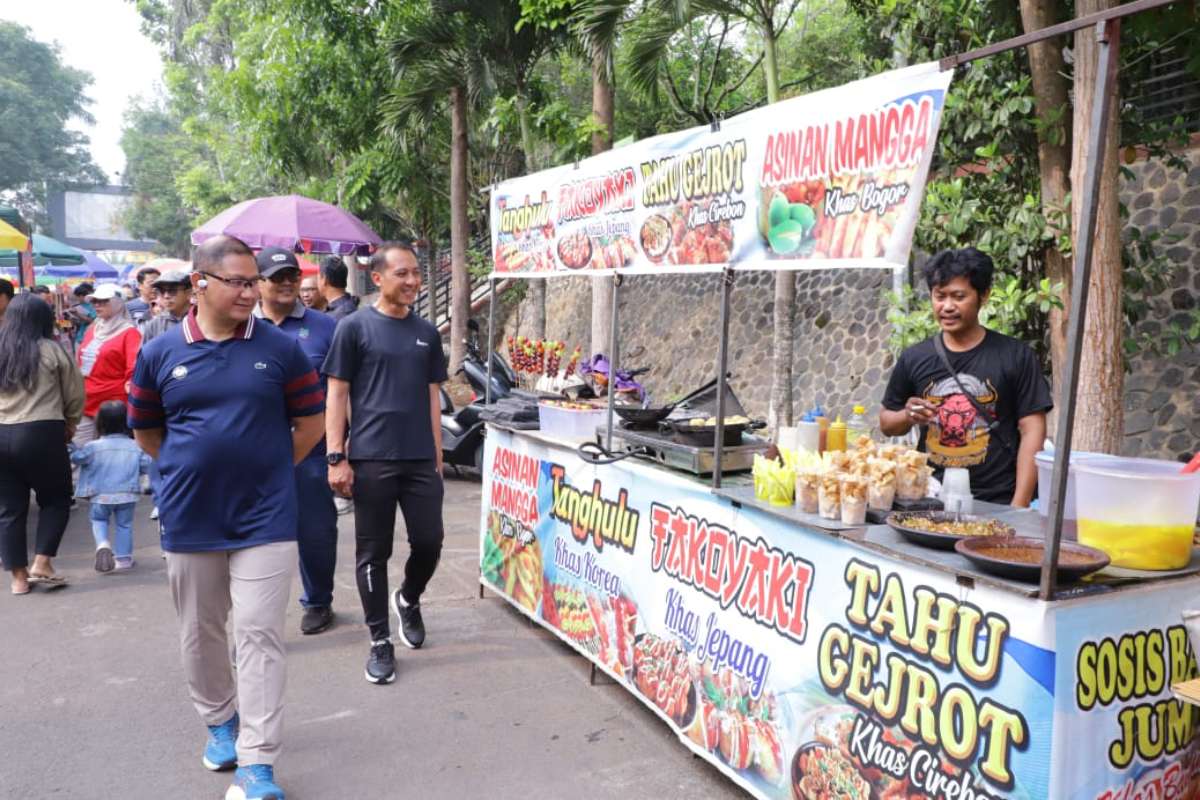 Pj. Wali Kota Batu mengunjungi Stand UMKM di CFD KWB. (ist) - Car Free Day KWB Jadi Inkubator Pelaku UMKM Kota Batu