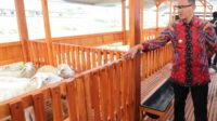 Pj. Wali Kota Batu meninjau Kandang domba komunal yang baru diresmikan. (ist) - Pj. Wali Kota Batu Launching Desa Berdaya dan Peresmian Kandang Komunal di Desa Sumbergondo