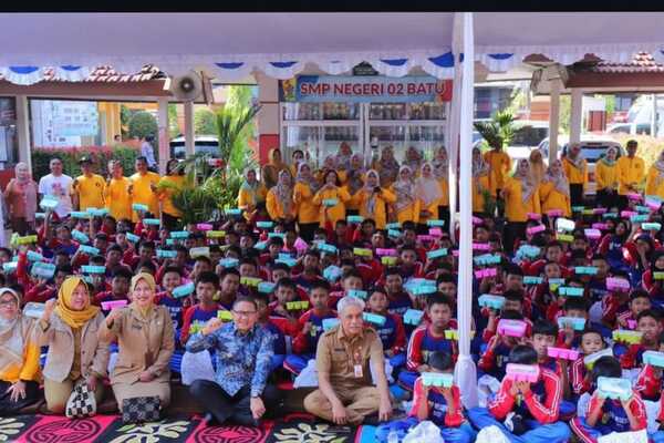 Peringati Hari Kesehatan Nasional 2024, Pj Wali Kota Batu Tour Aksi Bergizi Goes To School