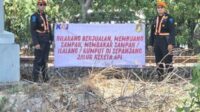 Polsuska memasang banner larang buang sampah di jalur kereta api. (ist) - KAI Daop 8 Surabaya Imbau Warga Tidak Buang & Bakar Sampah di Jalur KA