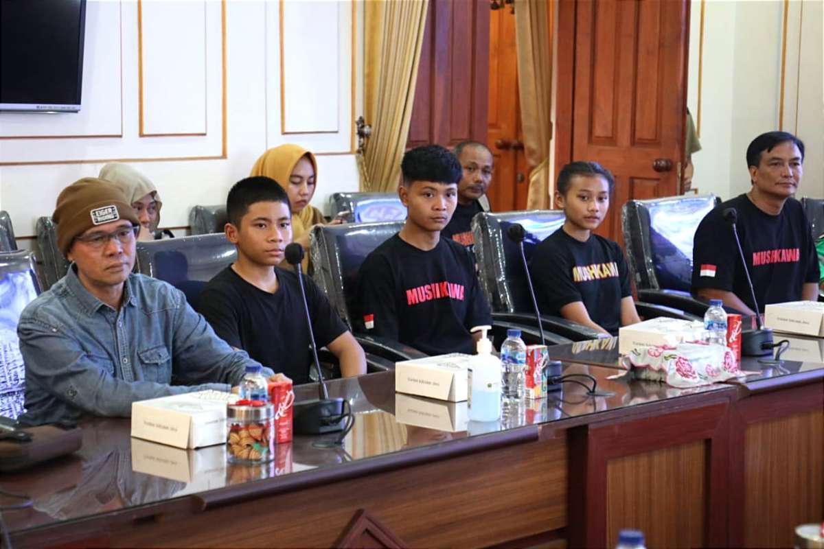 Potret tiga atlet karate Kota Malang yang meraih medali dalam turnamen Mushikawa. (pro) - Prestasi Internasional Atlet Muda Kota Malang Jadi Inspirasi Pj. Wali Kota