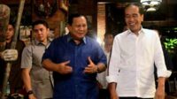 Presiden Prabowo dan Jokowi sedang berbincang sambil berjalan di Angkringan Omah Semar. (ist) - Sowan Jokowi di Solo, Presiden Prabowo Dijamu Hidangan Tradisional