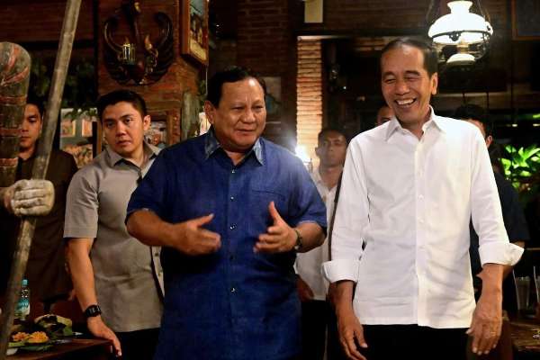 Presiden Prabowo dan Jokowi sedang berbincang sambil berjalan di Angkringan Omah Semar. (ist) - Sowan Jokowi di Solo, Presiden Prabowo Dijamu Hidangan Tradisional