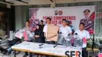 Press Conference Polres Jember terkait kasus pembunuhan berencana. (Seru.co.id/amb) - Anak Bunuh Bapak di Jember, Pelaku Diringkus dan Terjerat Pasal Pembunuhan Berencana