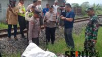 Proses evakuasi korban kecelakaan lalu lintas di Kecamatan Pakisaji. (wul) - Perlintasan Tak Berpenjaga, Dua Laki-laki Tewas Tertabrak Kereta Api di Pakisaji