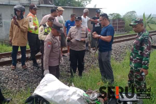 Proses evakuasi korban kecelakaan lalu lintas di Kecamatan Pakisaji. (wul) - Perlintasan Tak Berpenjaga, Dua Laki-laki Tewas Tertabrak Kereta Api di Pakisaji