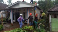 Proses evakuasi rumah warga yang terdampak di Kecamatan Wonosari. (ist) - Tiga Rumah Rusak dan Satu Pohon Tumbang Disapu Hujan Disertai Angin Kencang di Kecamatan Wonosari