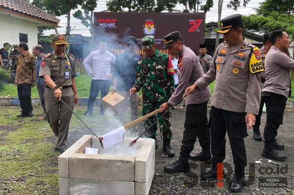 KPU Kabupaten Malang Musnahkan 1.736 Lembar Surat Suara Pilbup dan Pilgub 1 KPU Kabupaten Malang Musnahkan 1.736 Lembar Surat Suara Pilbup dan Pilgub