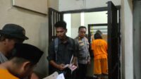 Proses pencoblosan para tahanan di Rumah Tahanan (Rutan) Polres Malang. (ist) - TPS Keliling Layani Pencoblosan 57 Tahanan Polres Malang