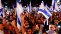 Pemecatan Menteri Pertahanan Israel Picu Demo Besar-besaran di Tel Aviv