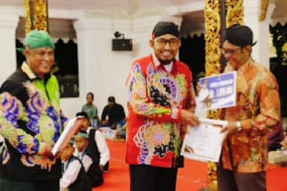 Pacu Lahirkan Karya, Bupati Sumenep Beri Penghargaan kepada Puluhan Seniman dan Budayawan