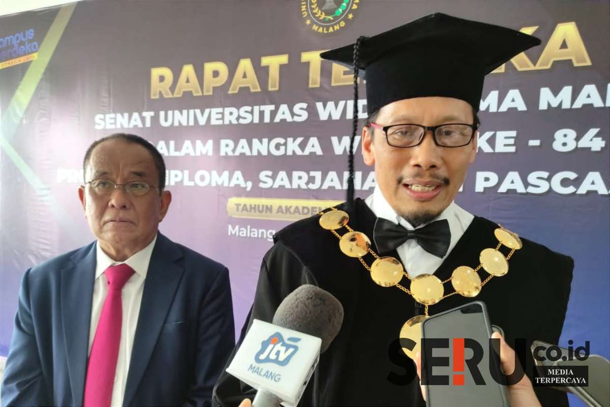 Rektor UWG Malang, Dr Anwar SH MHum dan Dr Ir Muhammad Said Didu, menjawab pertanyaan awak media. (rhd) - Wisuda ke-84 Universitas Widyagama Malang Cetak 460 Cendekiawan Siap Berkarya