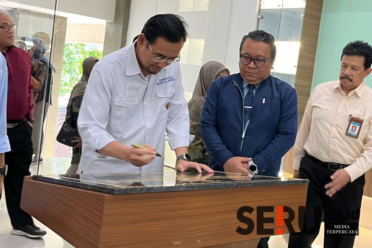 Rektor Universitas Brawijaya, Prof Widodo menandatangani prasasti sebagai simbolis peresmian Gedung Tekno Entrepreneurship. (ws12) - Gedung Tekno UB Resmi Dibuka, Fasilitas Canggih untuk Riset dan Layanan Publik