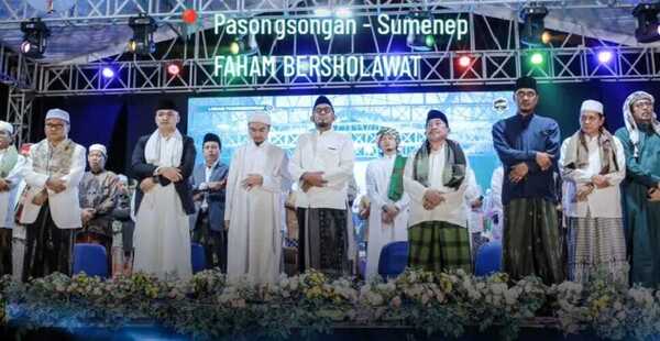 Ribuan suara para relawan FAHAM (Fauzi – Imam Hasyim) dalam lantunan doa-doa yang dilangitkan di Stadion A. Yani, Panglegur, Sumenep. (Seru.co.idard) Ribuan Relawan FAHAM Sumenep Bersholawat Bersama Majelis Sholawat At-Taufik Sampang