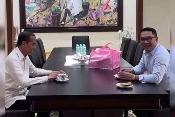 Ridwan Kamil saat bertemu dengan Jokowi. (ist) - Ridwan Kamil Minta Restu Jokowi, Sekjen PDIP: Mentalitas Orang Kalah