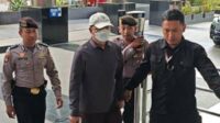 Rohidin Mersyah tiba di gedung KPK pada Minggu (24/11/2024) siang. (ist) - KPK Lakukan OTT Cagub Bengkulu Jelang Hari Pencoblosan