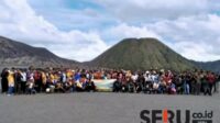 Rombongan wisatawan sedang berfoto di wilayah obyek wisata Gunung Bromo. (Seru co.id/dik) - Tarif Bromo Naik, Pelaku Wisata: Minim Fasilitas dan Semrawut!