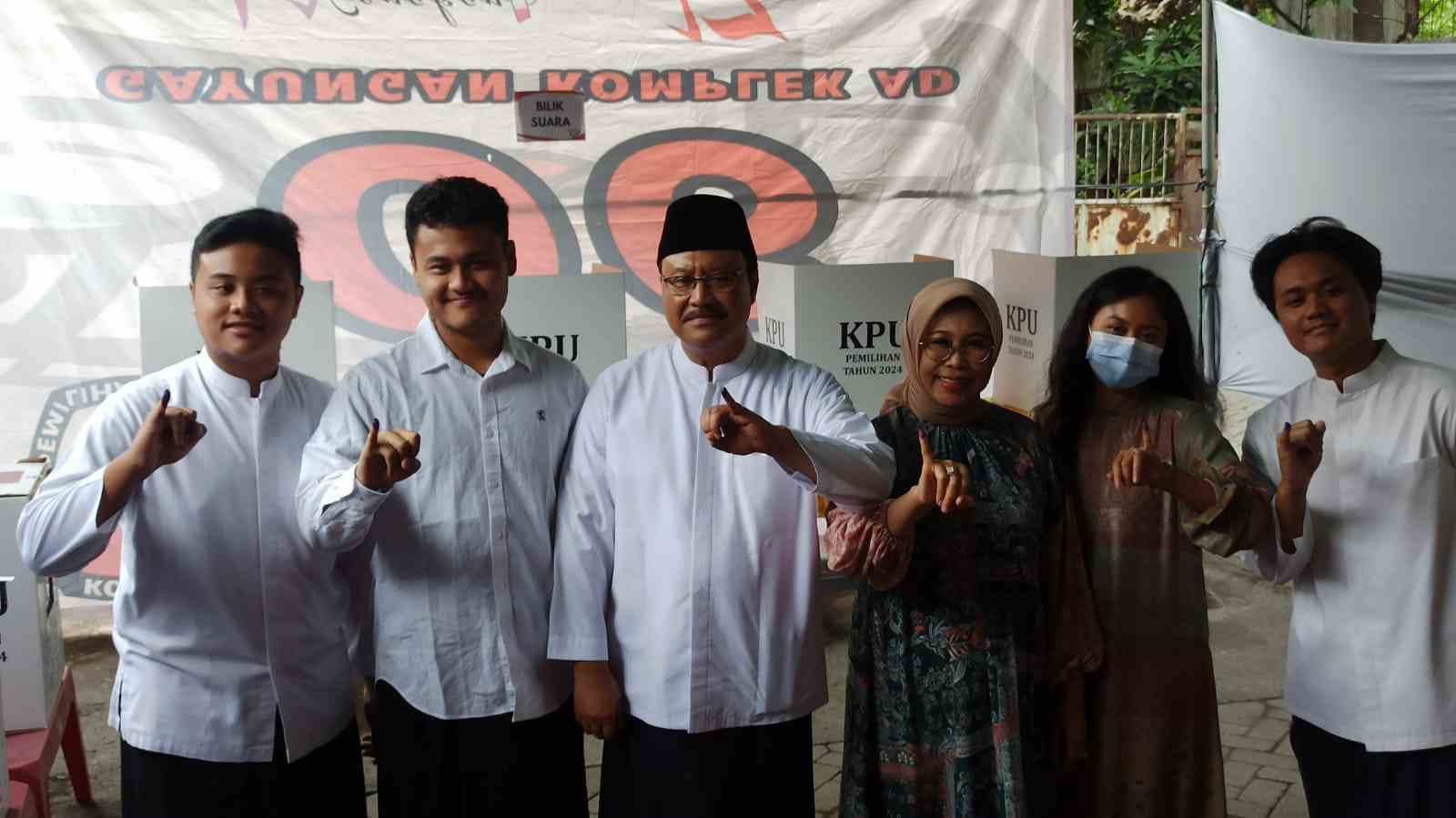 Saifullah Yusuf Bersama Keluarga Nyoblos di TPS 04 Gayungan Surabaya