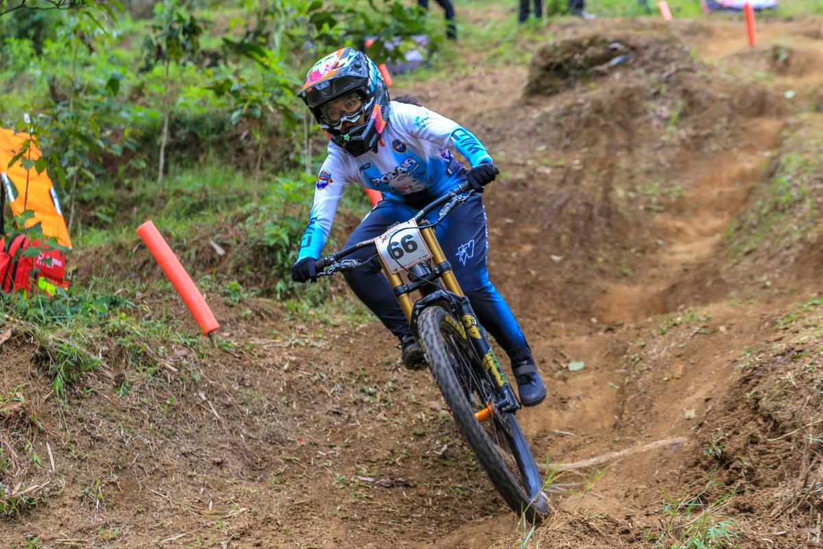 Salah satu aksi Ayu Triya Andriana dalam final 76 Indonesian Downhill 2024 kelas Women Elite. (ist) - 76 Indonesian Downhill 2024 Menobatkan Rendy Varera dan Ayu Triya Andriana sebagai Juara Umum